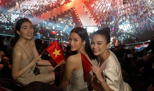 Các á hậu sang Thái Lan cổ vũ H"Hen Niê thi Miss Universe ảnh 3 Dàn người đẹp xuất thân từ Hoa hậu Hoàn vũ: Lệ Hằng, Hoàng Thùy, Mâu Thủy (từ trái qua) trên khán đài.