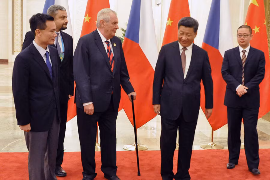 Diệp Giản Minh (ngoài cùng bên trái) có mặt trong cuộc gặp gỡ của Chủ tịch Trung Quốc Tập Cận Bình với Tổng thống Cộng hòa Séc Milos Zeman tại Đại lễ đường Nhân dân ở Bắc Kinh tháng 9/2015