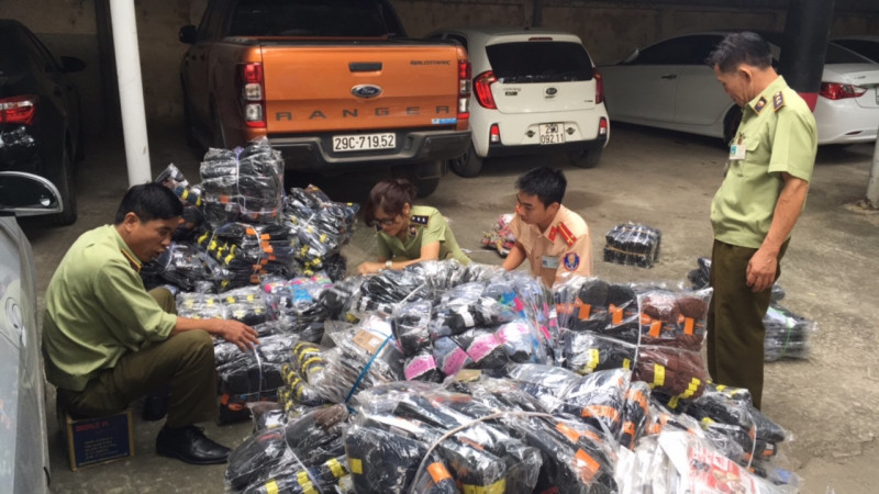 CSGT bàn giao số quần áo lậu cho QLTT xử lý theo qui định IMG_1544926804809_1544958164739