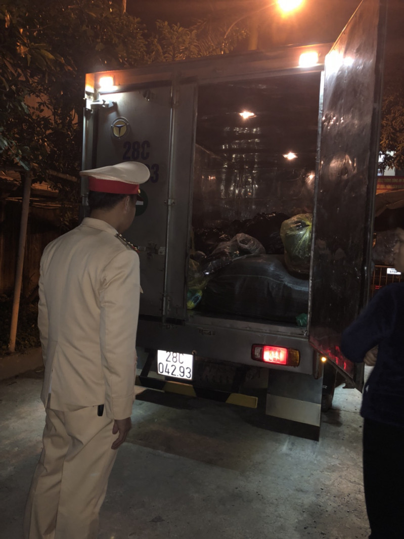 CSGT yêu cầu tài xế mở thùng đông lạnh để kiểm tra IMG_1544926739067_1544952956867