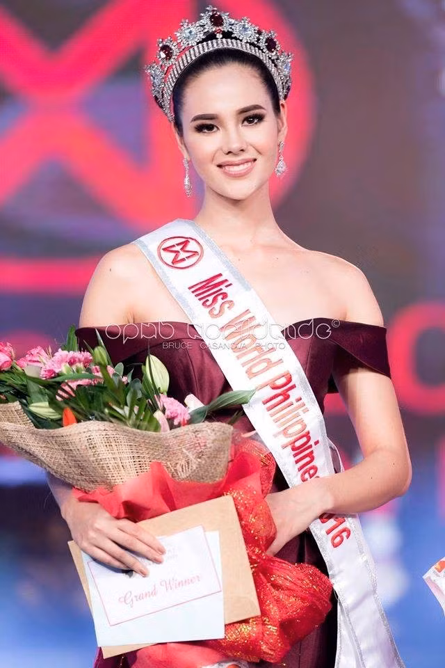  Catriona Gray đăng quang tại Hoa hậu Hoàn vũ Philippines 2018. 
