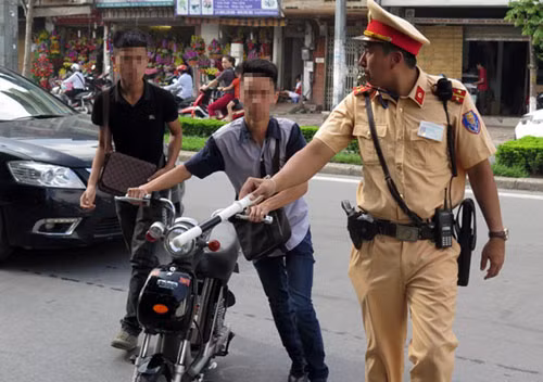 Cảnh sát giao thông Hà Nội thường xuyên xử lý nhiều học sinh đi xe đạp điện, xe máy không đội mũ bảo hiểm. Ảnh:Sơn Tuân Cảnh sát giao thông Hà Nội thường xuyên xử lý nhiều học sinh đi xe đạp điện, xe máy không đội mũ bảo hiểm. Ảnh: Sơn Tuân