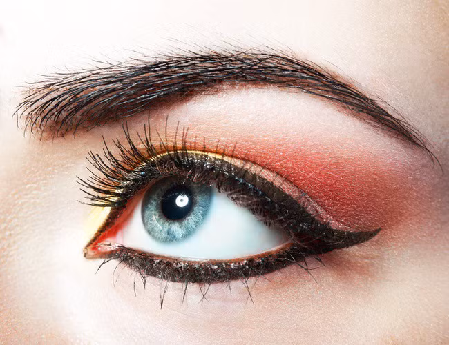 10 mẹo trang điểm cực dễ giúp chị em xinh hơn vài chân kính trong nháy mắt, nhưng không phải ai cũng biết - Ảnh 4.