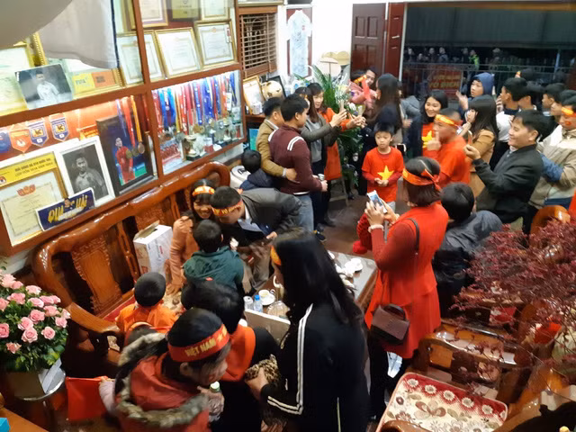 Nhà Quang Hải đông nghịt khách vào ngày 12/12 từ trước, trong và sau trận đấu.