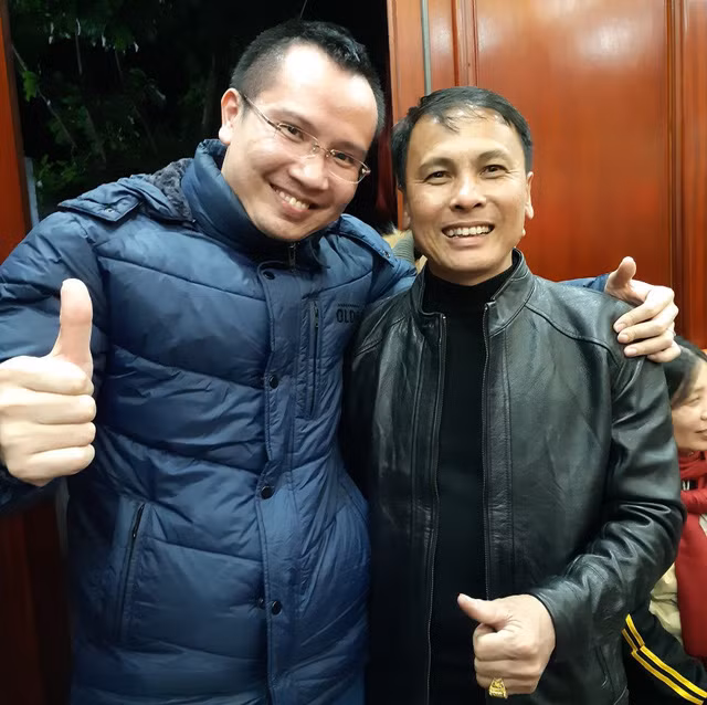 Ông Thuần chụp ảnh cùng tác giả.