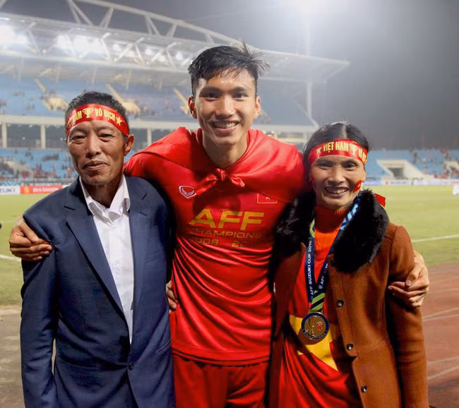 Bố tiết lộ tuổi thơ dữ dội của chàng út Đoàn Văn Hậu: 11 tuổi xa nhà, suýt bị đuổi học vì mê điện tử - Ảnh 3.