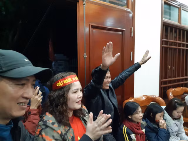 Ông vỡ oà khi con trai được xứng danh là cầu thủ xuất sắc nhất.