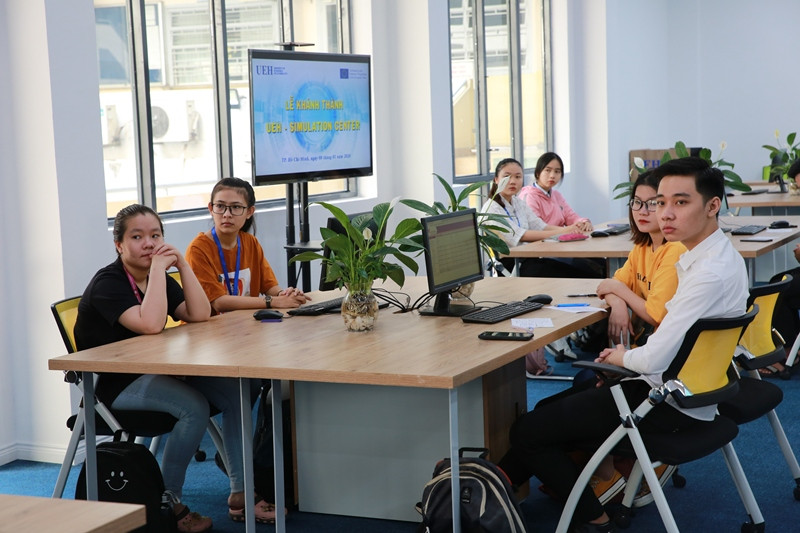 Sinh viên UEH trải nghiệm không gian học tập, nghiên cứu tại Trung tâm nghiên cứu và giảng dạy mô phỏng