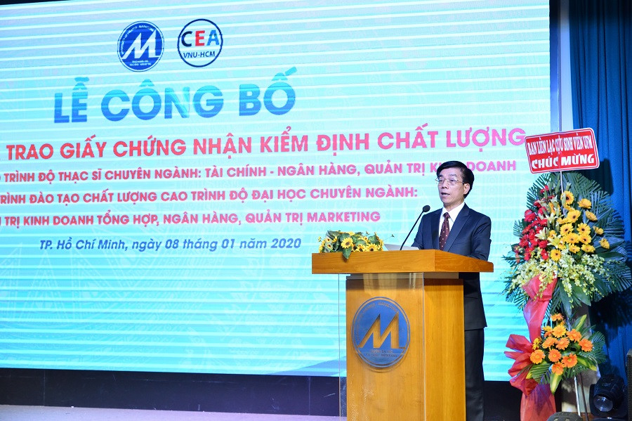 TS Hoàng Đức Long- Hiệu trưởng Nhà trường phát biểu tại buổi lễ