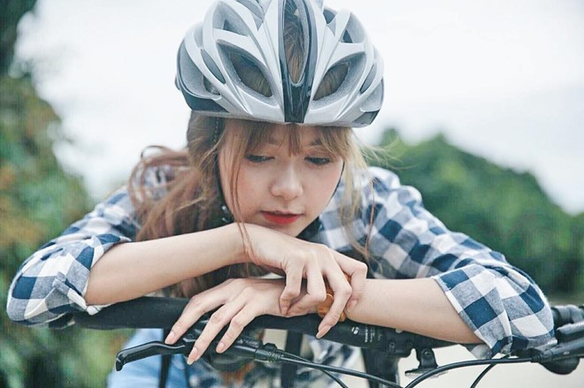 Dù chỉ mới 18 tuổi, cô nàng tự mở shop thời trang theo phong cách trẻ trung, nhí nhảnh.