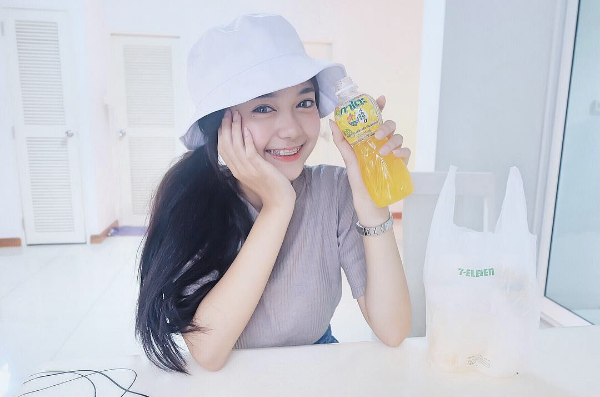 Hot girl Thái được nhiều thương hiệu tin tưởng "chọn mặt gửi vàng". Trên trang cá nhân, cô nhận được nhiều lời mời quảng cáo cho các dòng sản phẩm hướng tới tuổi teen.