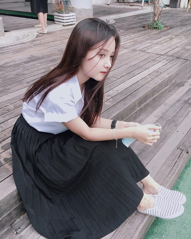 Khi trang điểm nhẹ và mặc đồng phục, nữ sinh khiến nhiều người yêu mến bởi vẻ đẹp hồn nhiên tuổi học trò.