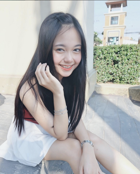 Điều khiến Pornsawan Phusua trở nên đặc biệt và được nhiều người yêu mến là sự tự tin. Không ít cư dân mạng gọi cô với biệt danh "hot girl niềng răng" có nụ cười tỏa nắng.