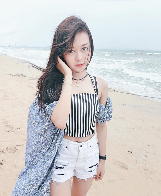 Vóc dáng nhỏ bé chưa bao giờ là vấn đề khi người đẹp biết cách chọn những trang phục thời thượng phù hợp bản thân. Cô nàng còn được biết đến là một fashionista.