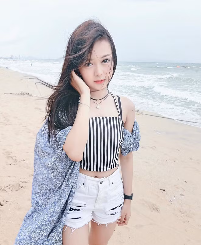 Vóc dáng nhỏ bé chưa bao giờ là vấn đề khi người đẹp biết cách chọn những trang phục thời thượng phù hợp bản thân. Cô nàng còn được biết đến là một fashionista.