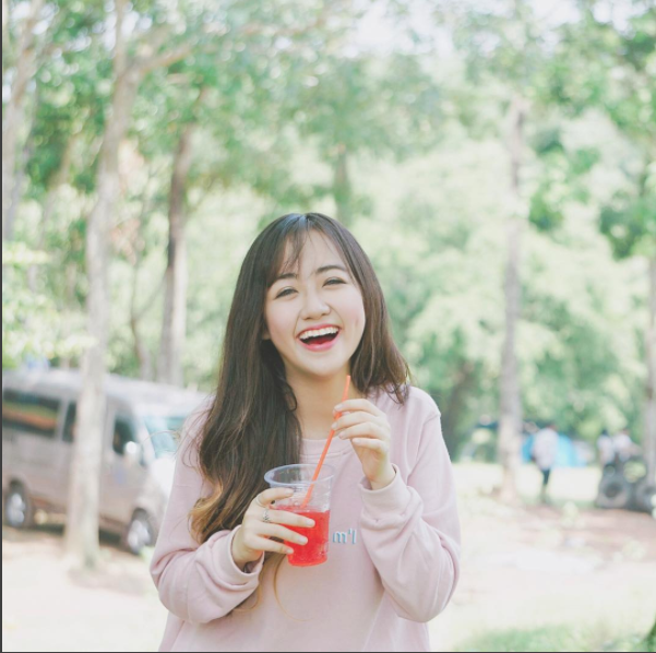 Hot girl có nụ cười trẻ thơ Phoanh Charmmie