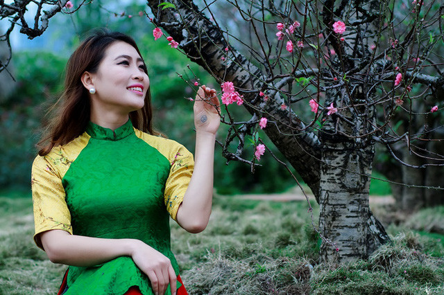 Hot girl Linh Napie khoe vẻ mặn mà trong tà áo bà ba cách điệu ảnh 2 Hot girl Linh Napie khoe vẻ mặn mà trong tà áo bà ba cách điệu ảnh 2