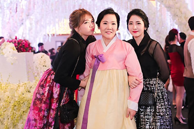 Trong đám cưới cuối năm 2016 của Hari Won, lần đầu tiên cả gia đình nữ ca sĩ lộ diện trước công chúng và khiến nhiều người ngưỡng mộ bởi nhan sắc. Mẹ ruột của Hari Won diện Hanbok xinh đẹp bên cạnh 2 cô con gái nhỏ là Maria (trái) hiện đang sống ở Hàn Quốc và em út Rudya Yoo (phải) đang ở cùng mẹ và anh trai ở TP HCM.