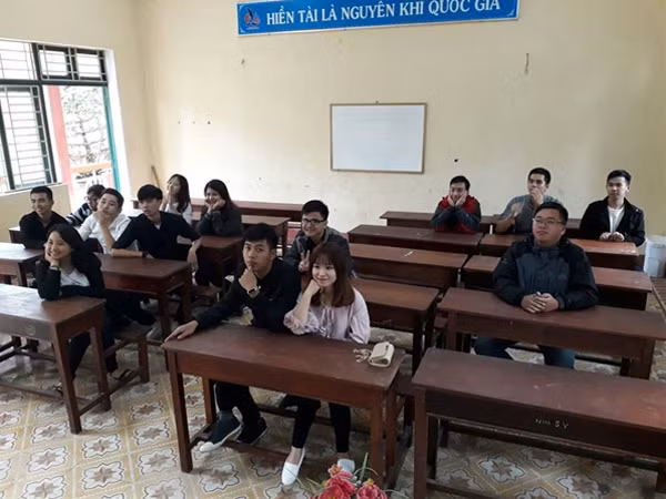 Lớp học xưa nay chỉ có thể gặp mặt được ngần này người.