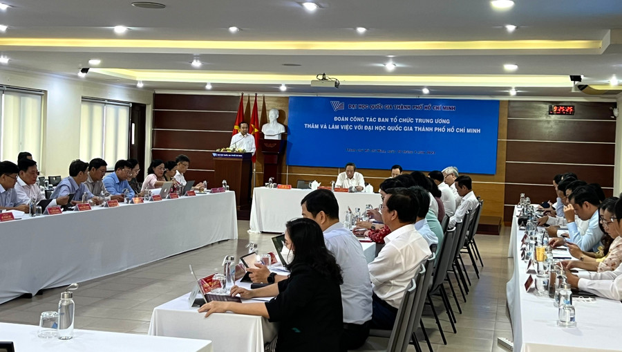 PGS.TS Vũ Hải Quân, Giám đốc ĐHQG TPHCM báo cáo công tác phát triển Đảng viên và hoạt động chuyển giao KHCN với đoàn công tác. PGS.TS Vũ Hải Quân, Giám đốc ĐHQG TPHCM báo cáo công tác phát triển Đảng viên và hoạt động chuyển giao KHCN với đoàn công tác.