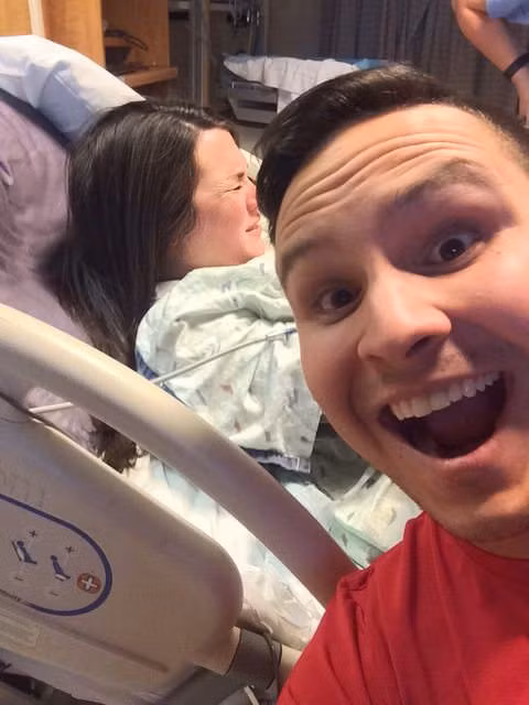 Chồng tí tởn chụp ảnh selfie lúc vợ tái mặt đau đẻ còn khoe lên mạng, ai cũng lo lắng cho “tính mạng” của anh sau đó - Ảnh 1.