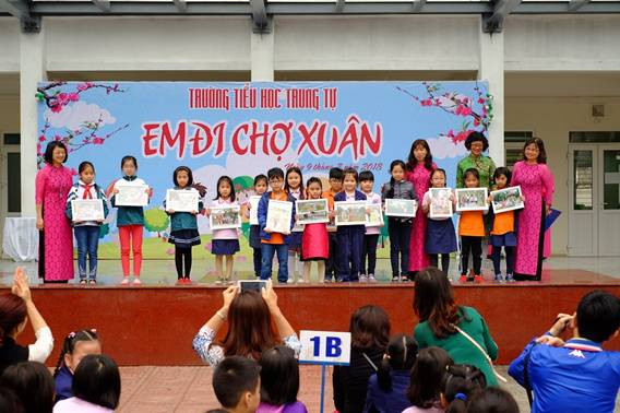 Đại diện BTC trao giải cho các cá nhân Đại diện BTC trao giải cho các cá nhân