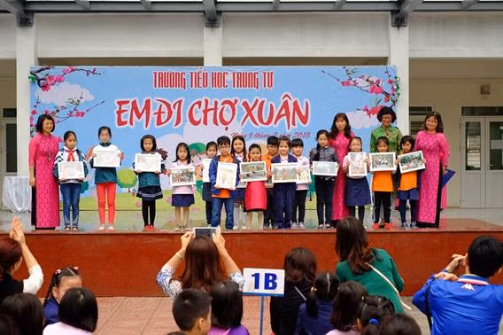 Đại diện BTC trao giải cho các cá nhân