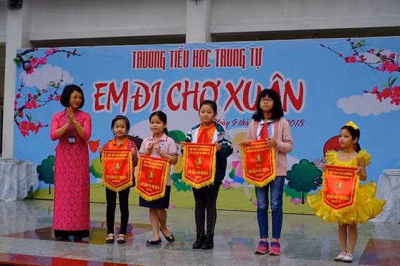 Cô giáo Ngô Phi Khanh - Hiệu trưởng nhà trường, trưởng ban tổ chức trao cờ dẫn đầu thi đua cho các tập thể lớp tham dự cuộc thi Cô giáo Ngô Phi Khanh - Hiệu trưởng nhà trường, trưởng ban tổ chức trao cờ dẫn đầu thi đua cho các tập thể lớp tham dự cuộc thi