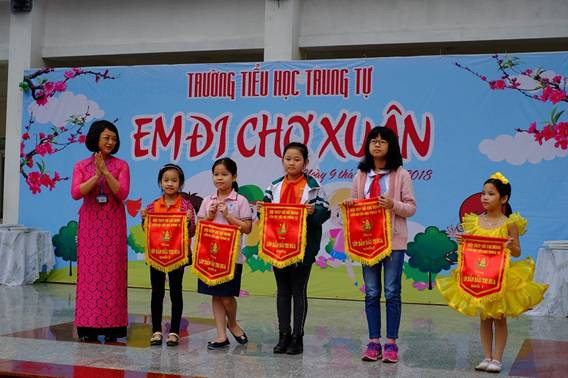 Cô giáo Ngô Phi Khanh - Hiệu trưởng nhà trường, trưởng ban tổ chức trao cờ dẫn đầu thi đua cho các tập thể lớp tham dự cuộc thi Cô giáo Ngô Phi Khanh - Hiệu trưởng nhà trường, trưởng ban tổ chức trao cờ dẫn đầu thi đua cho các tập thể lớp tham dự cuộc thi