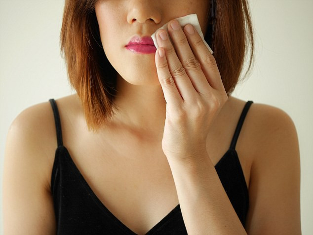 Chuyên gia chỉ ra khăn ướt tẩy trang đã làm hỏng da bạn như thế này nếu dùng không đúng cách - Ảnh 1. Chuyên gia chỉ ra khăn ướt tẩy trang đã làm hỏng da bạn như thế này nếu dùng không đúng cách - Ảnh 1.
