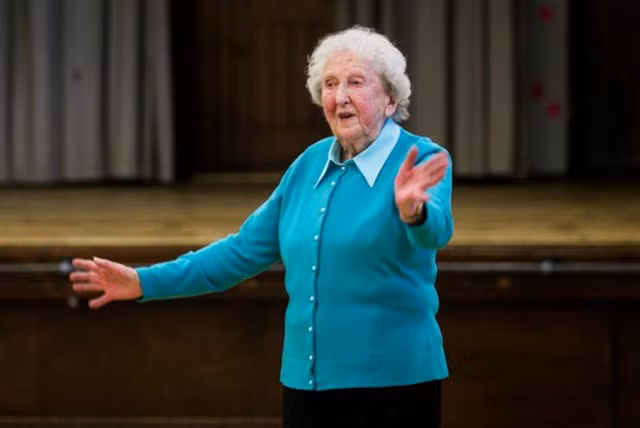 Cụ bà thừa nhận sau một tai nạn, mình không còn múa tốt được như trước đây