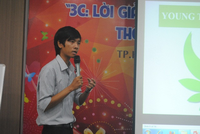 Lê Minh Vương trong một buổi giới thiệu các phương pháp sản xuất nông nghiệp ứng dụng công nghệ.