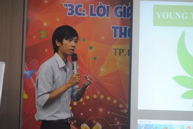 Lê Minh Vương trong một buổi giới thiệu các phương pháp sản xuất nông nghiệp ứng dụng công nghệ.