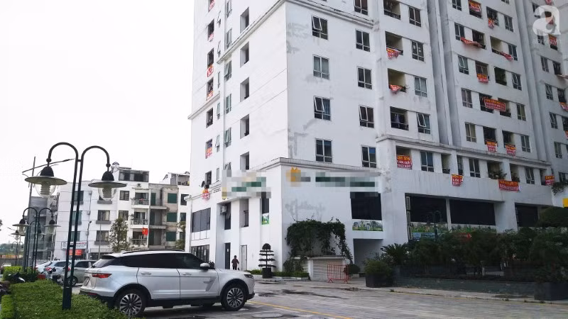 Không ít người dân chung cư bức xúc treo băng rôn phản đối việc chủ đầu tư tiền hậu bất nhất về quỹ bảo trì. 