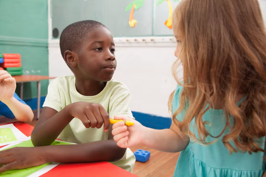 Để khuyến khích trẻ chia sẻ, hãy tiếp tục nói với trẻ về những mặt tích cực của việc chia sẻ. (Ảnh: ITN). Để khuyến khích trẻ chia sẻ, hãy tiếp tục nói với trẻ về những mặt tích cực của việc chia sẻ. (Ảnh: ITN).