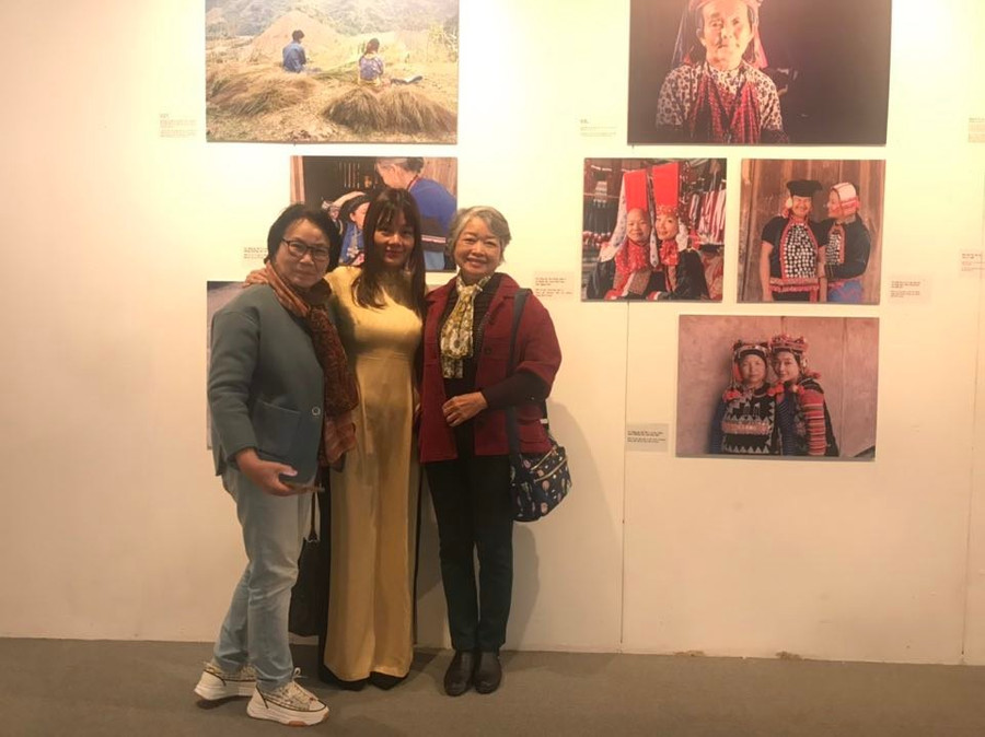 Tác giả Nguyễn Bông Mai (giữa). Tác giả Nguyễn Bông Mai (giữa).