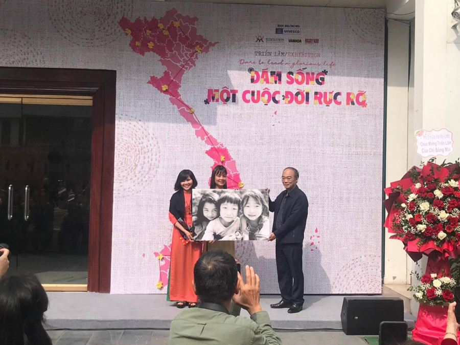 Một trong những bức ảnh được tác giả trao tặng Bảo tàng PNVN Một trong những bức ảnh được tác giả trao tặng Bảo tàng PNVN