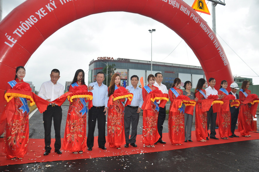 Lãnh đạo thành phố Đà Nẵng cùng các đơn vị cắt băng khánh thành, thông xe hầm chui nút giao thông Điện Biên Phủ - Nguyễn Tri Phương.