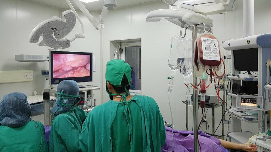 Bệnh nhân được phẫu thuật nội soi để hút dịch, máu và xử lý túi thai Bệnh nhân được phẫu thuật nội soi để hút dịch, máu và xử lý túi thai