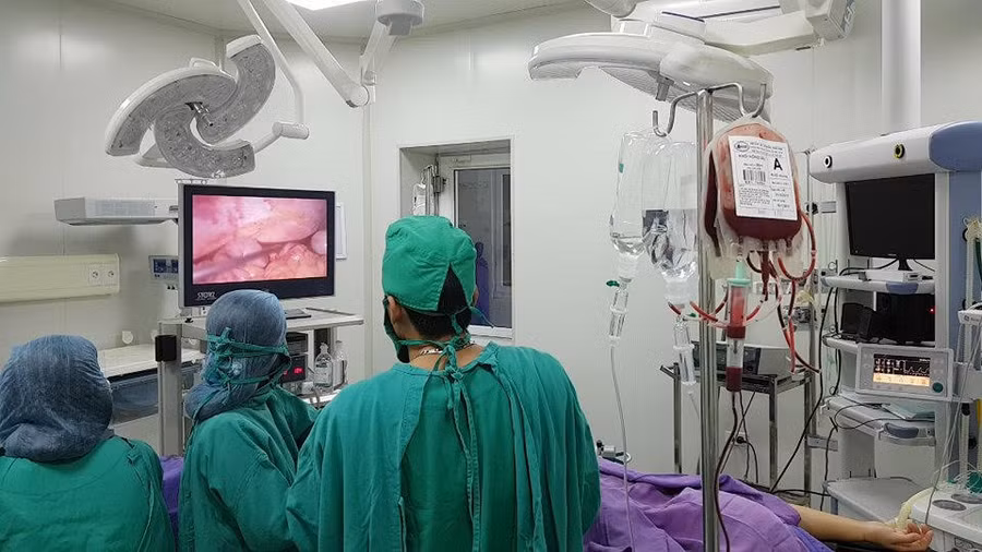 Bệnh nhân được phẫu thuật nội soi để hút dịch, máu và xử lý túi thai