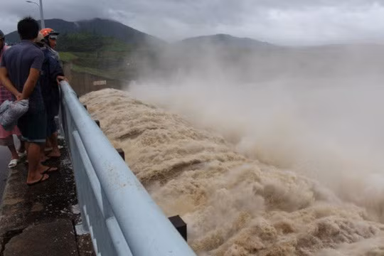 Thủy điện Sông Ba Hạ bắt đầu xả lũ khiến nhiều địa phương của tỉnh Phú Yên bị nước lũ chia cắt. Ảnh: NLĐ.