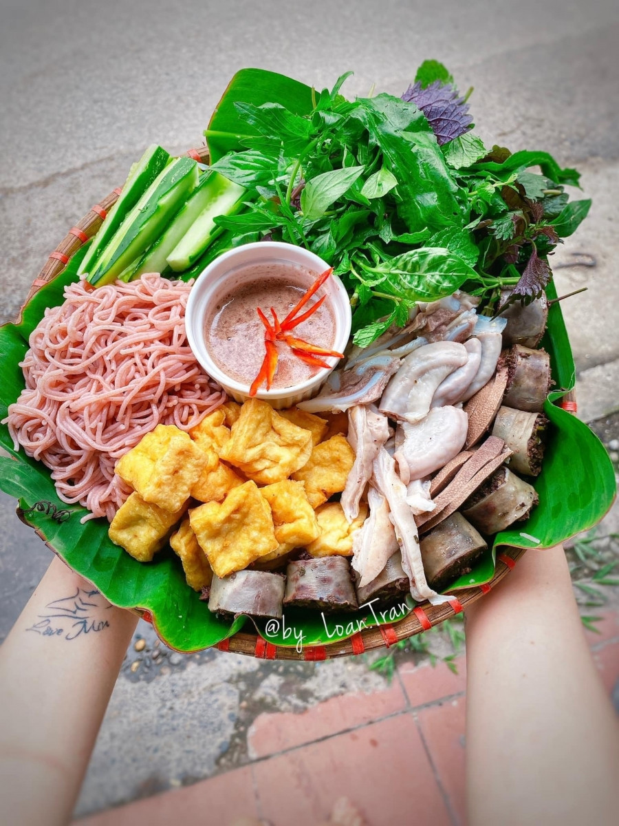 Bún gạo lứt, lòng lợn.