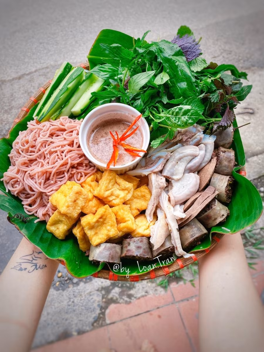 Bún gạo lứt, lòng lợn.