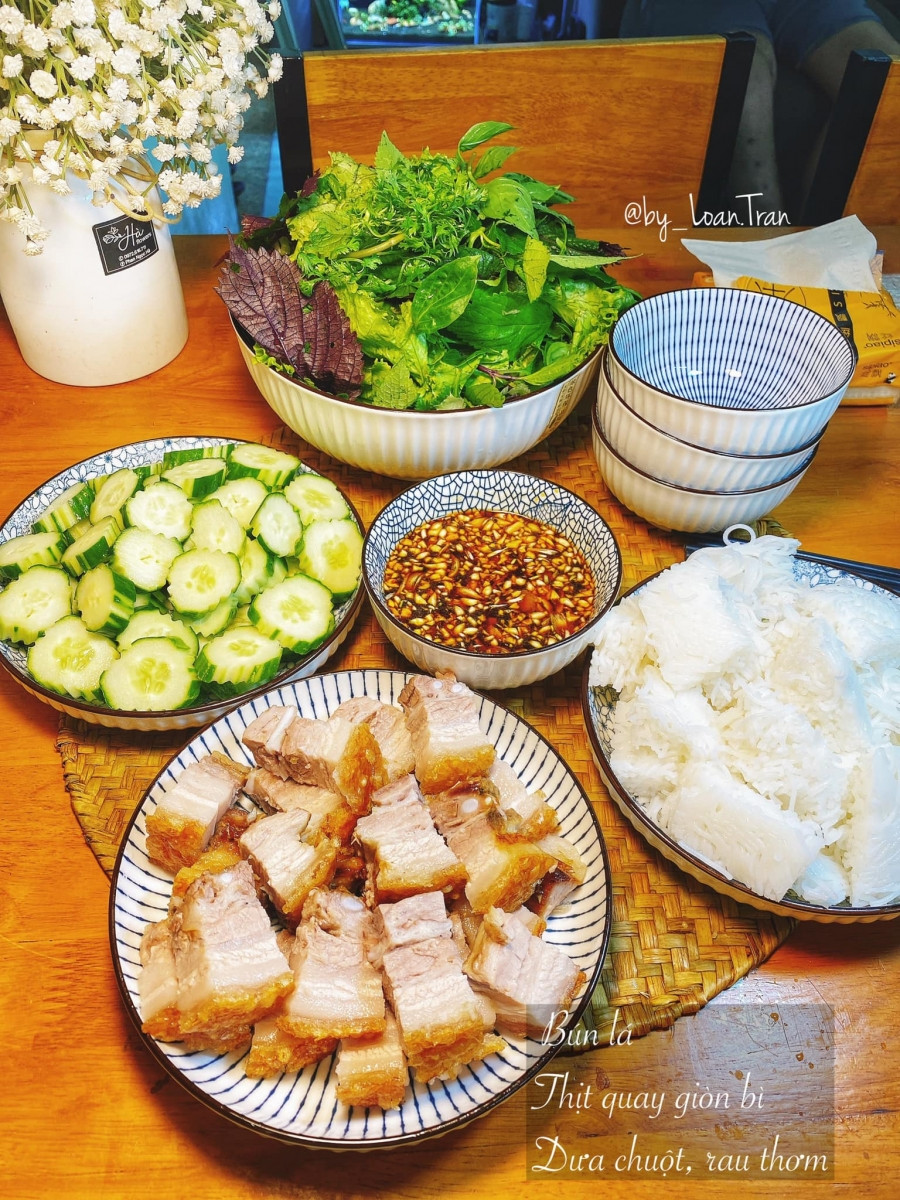 Bún thịt quay giòn bì.