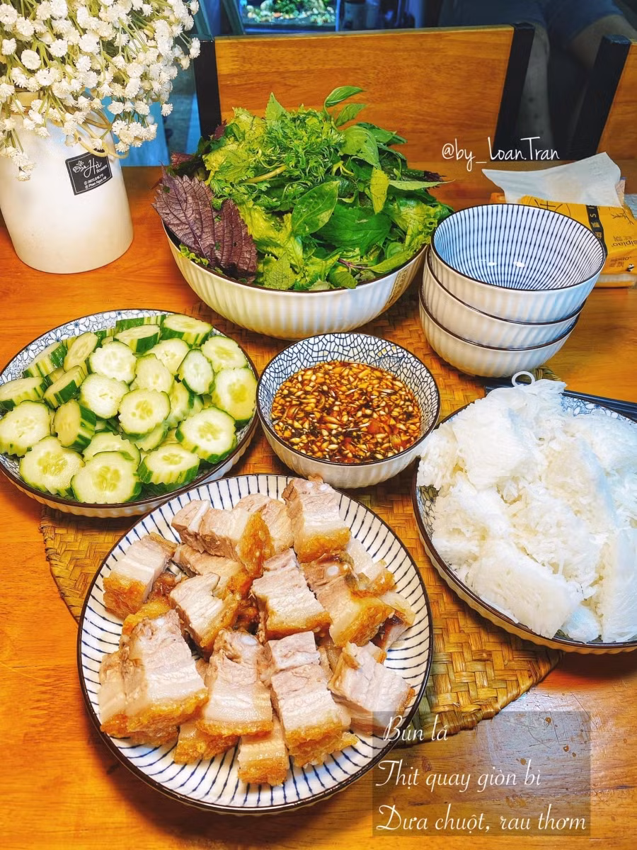 Bún thịt quay giòn bì.