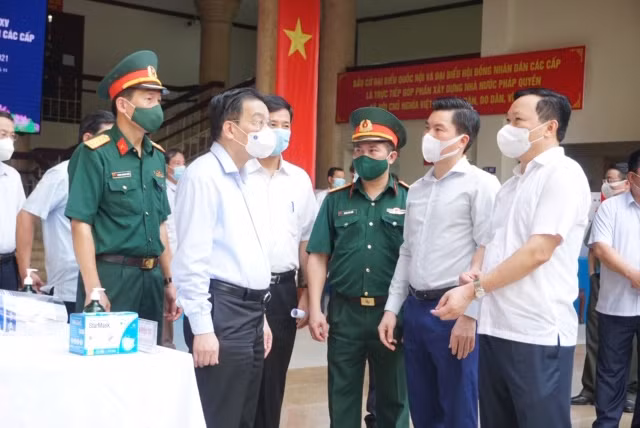 Chủ tịch UBND thành phố Chu Ngọc Anh trao đổi về công tác phòng, chống dịch tại quận Đống Đa.