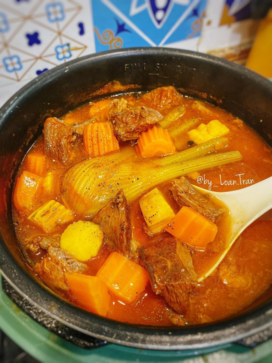 Bò sốt vang chấm bánh mỳ.