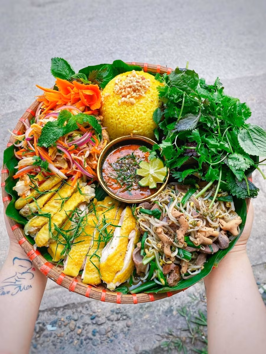 Mẹt gà 3 món: Gà luộc, lòng gà xào giá, nộm gà chua ngọt.