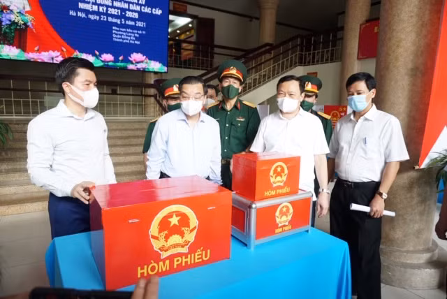 Chủ tịch UBND thành phố Chu Ngọc Anh kiểm tra hòm phiếu tại quận Đống Đa.