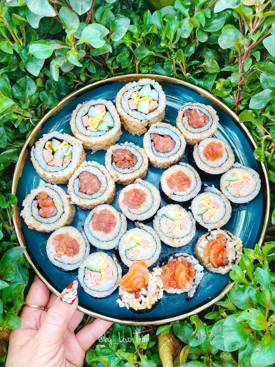 Cơm cuộn cá hồi muối.